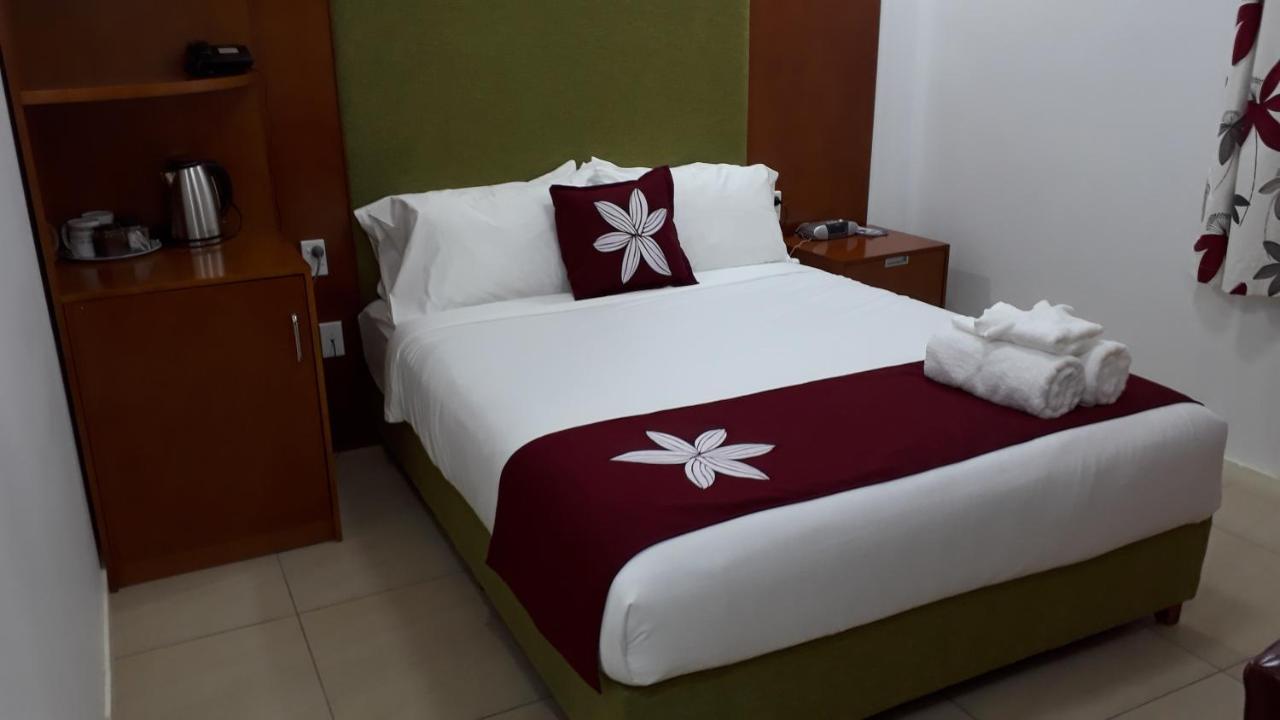 Alec'S Hotel Апиа Экстерьер фото