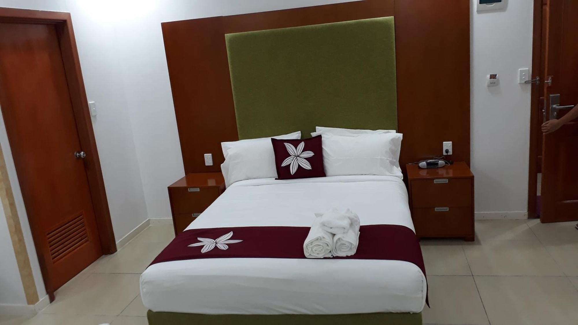 Alec'S Hotel Апиа Экстерьер фото